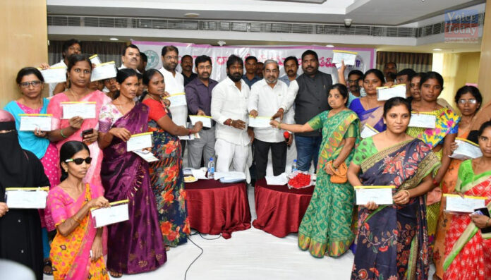 Distribution of checks to journalists under Media Academy