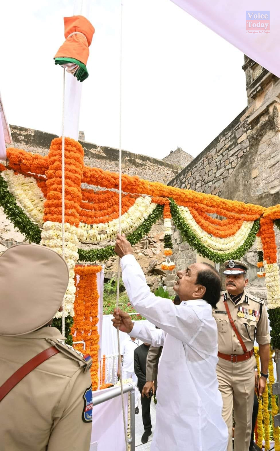 CM KCR hoisted the national flag at Golconda Fort