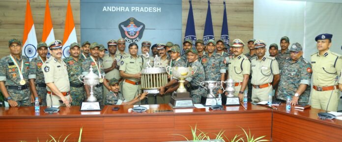 పోలీసు అధికారులకు డీజీపీ అభినందన