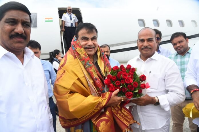 A warm welcome to Union Minister Nitin Gadkari