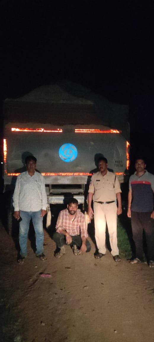 Police caught a tipper smuggling sand