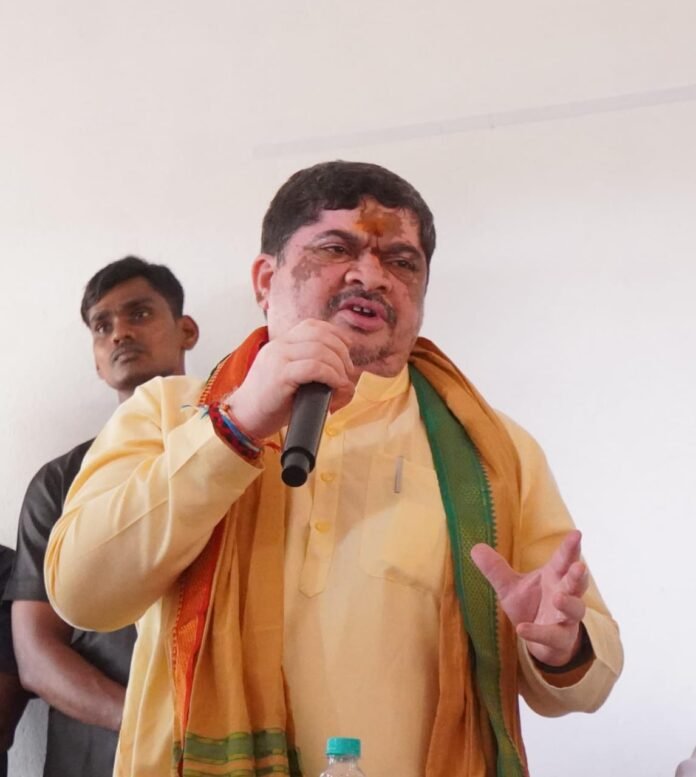 Let's put up a statue of Rajiv Gandhi