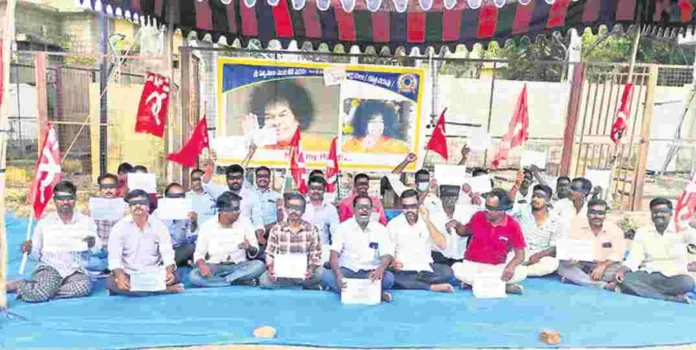 Sathya Sai workers protested by Jala Deeksha Sathya Sai workers protested by Jala Deeksha