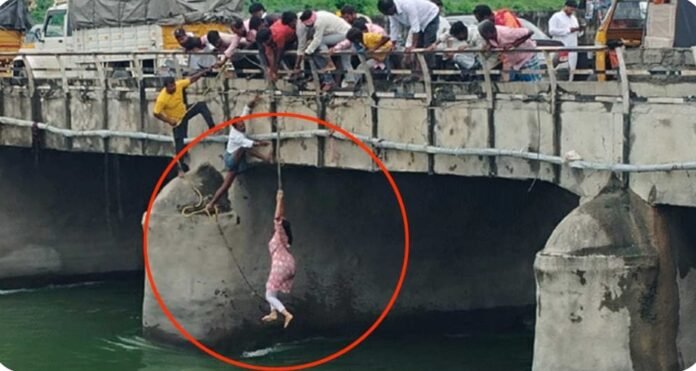 While taking a selfie, the locals who worked hard to save the local persons near canal