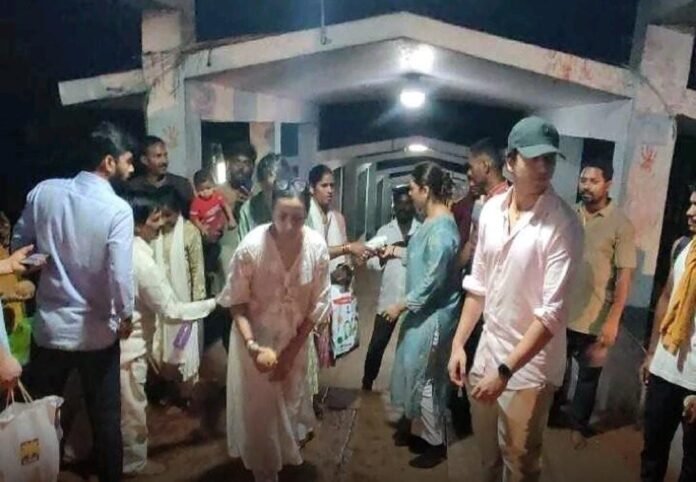 Mahesh Babu's family on foot to Tirumala