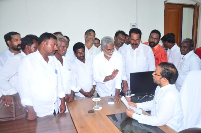 The government should support the flood victims without discrimination