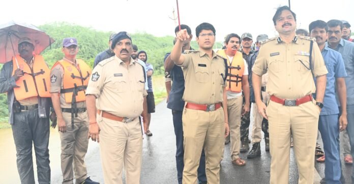 Eluru IG inspected the flood area