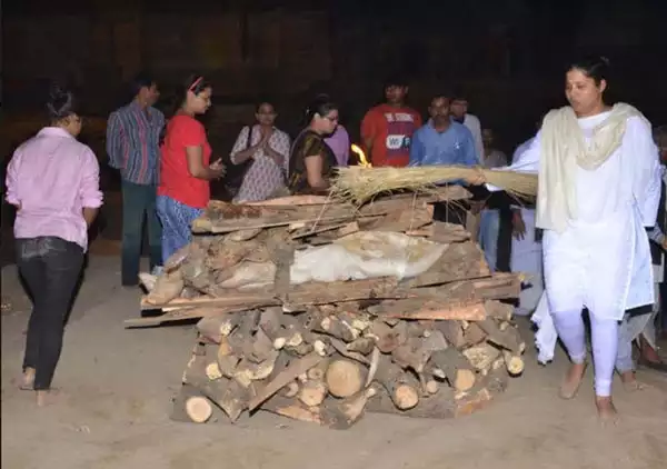 A daughter who performed the last rites of her father