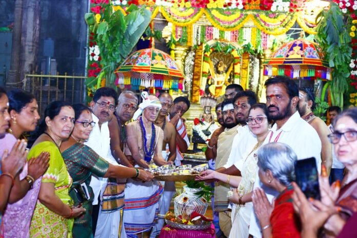 Distribution of silver bowls worth Rs.1.15 lakhs to Srikalahasteeshwaralayam Distribution of silver bowls worth Rs.1.15 lakhs to Srikalahasteeshwaralayam