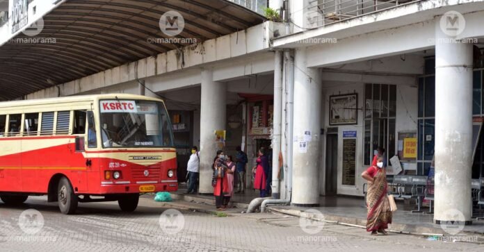 A disorganized Kauthalam bus stand