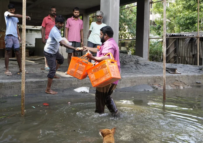 MP Chinni supervised the delivery of food to the flood victims