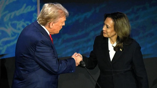 Trump in frustration... Kamala with a smile...