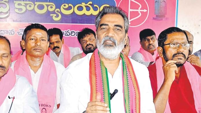 Financial assistance of one lakh rupees should be provided