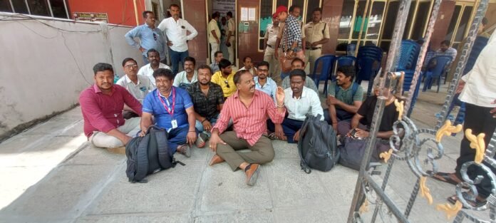 AC Srinivasa Achari attitude of excise on journalists should perish... AC Srinivasa Achari attitude of excise on journalists should perish...