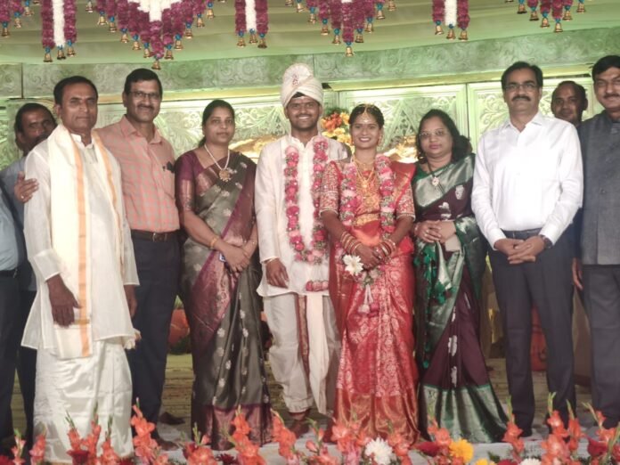 వధూవరును ఆశీర్వదించిన వేణుగోపాల్ రెడ్డి, విజయమ్మ, మంచూరు వధూవరును ఆశీర్వదించిన వేణుగోపాల్ రెడ్డి, విజయమ్మ, మంచూరు