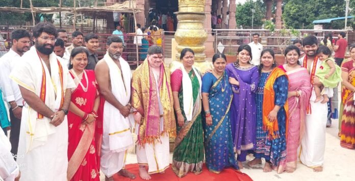 Mantri Ponnam Pujas at Jogulamba Temple