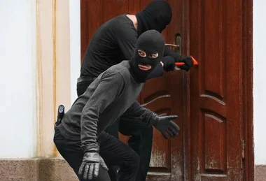 Misbehaviour of angry thieves Misbehaviour of angry thieves