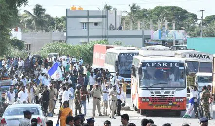 Stones attack in Bandar Stones attack in Bandar