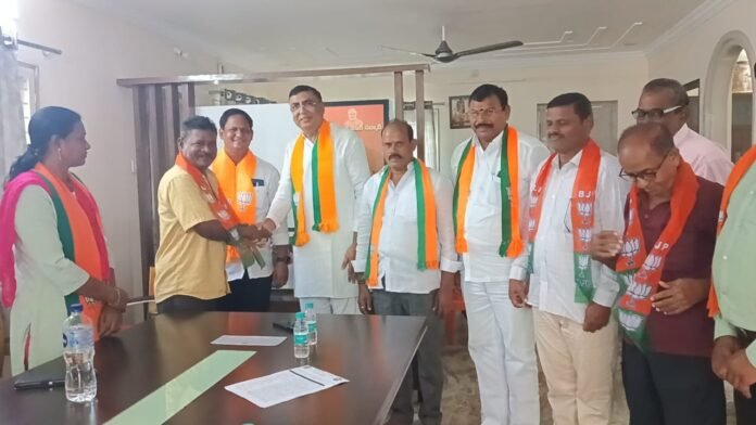 Khammam Corporation 9th Division BRS Party Leaders join Bharatiya Janata Party