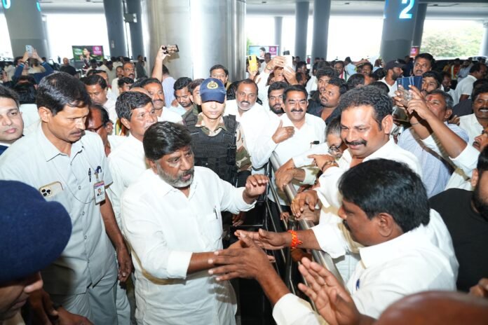 Congratulatory welcome from Congress ranks for Jharkhand victory guide