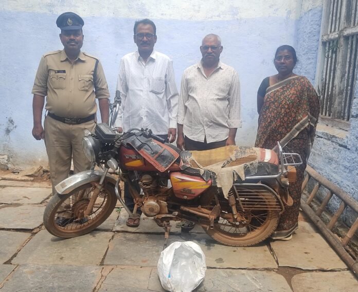 Salesperson of Sarah's manufacturing arrested..... Salesperson of Sarah's manufacturing arrested.....