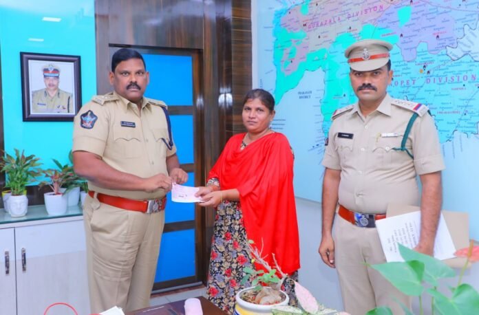 5 lakh check to the Home Guard family