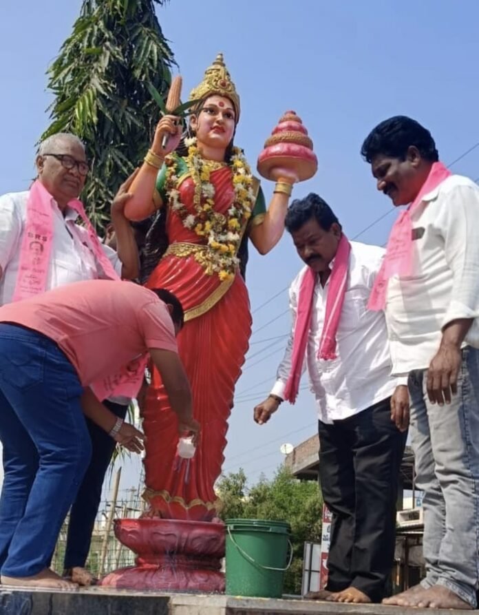 BRS party ranks offered milk to the statue of Telangana Mother in Manthani BRS party ranks offered milk to the statue of Telangana Mother in Manthani