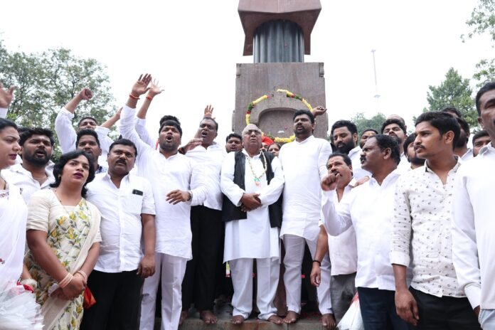 Congress leaders cleaned the Amaraveerula stupam in front of the Assembly. Congress leaders cleaned the Amaraveerula stupam in front of the Assembly.