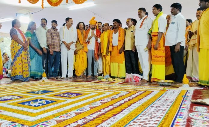In the name of development, the lives of small traders have been thrown on road In the name of development, the lives of small traders have been thrown on road
