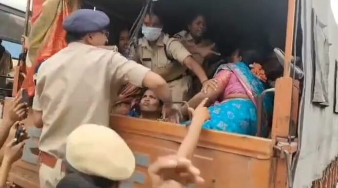 Asha activist Slapped CI Srinivas Asha activist Slapped CI Srinivas