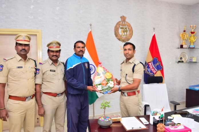 District SP congratulated constable who was selected for All India Police Cocoa Championship
