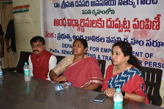 Minister Sitakka distributed blankets to the disabled