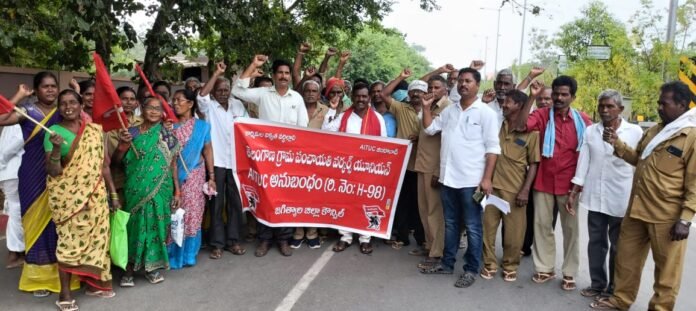 Pending salaries of panchayat workers should be paid Pending salaries of panchayat workers should be paid
