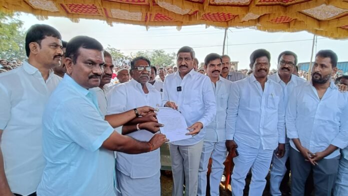 Minister BC Janardhan Reddy visited Kolimigundla mandal. Minister BC Janardhan Reddy visited Kolimigundla mandal.