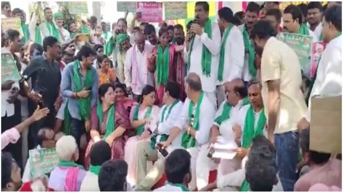 BRS dharna in front of Tandoor Girijasa Gurukulam BRS dharna in front of Tandoor Girijasa Gurukulam