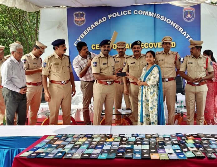 Cyberabad police recovered 1100 mobile phones Cyberabad police recovered 1100 mobile phones