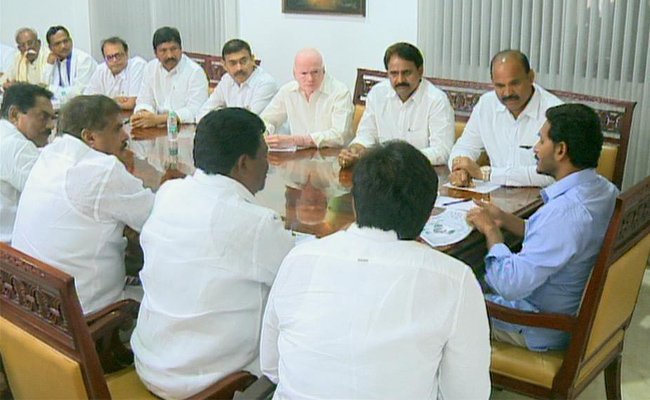 Jagan talks with Congress leaders