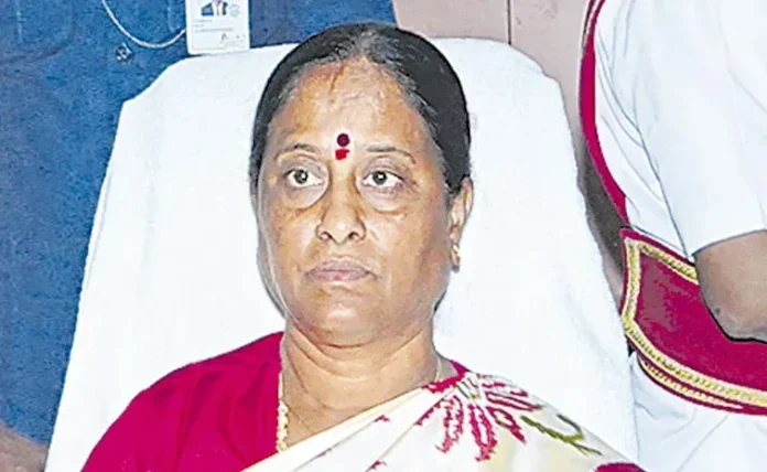 Konda Surekha in another controversy