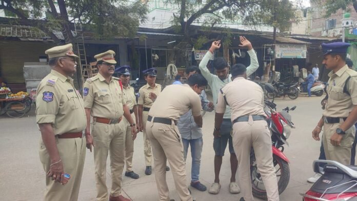 The police officer who checked the vehicles The police officer who checked the vehicles