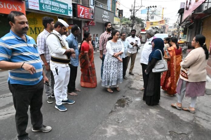 Impose fines for littering on roads and canals--Commissioner N. Maurya Impose fines for littering on roads and canals--Commissioner N. Maurya