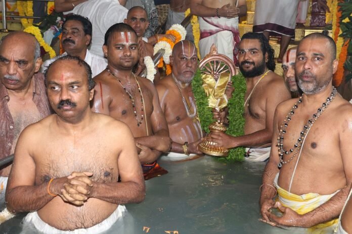 A magnificent Vaikuntha Dwadashi chakra bath A magnificent Vaikuntha Dwadashi chakra bath
