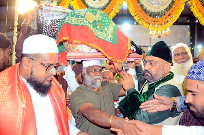 Special prayers of Jaggareddy in Fatekhan Dargah