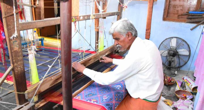 Handloom workers under Abhayahasta scheme