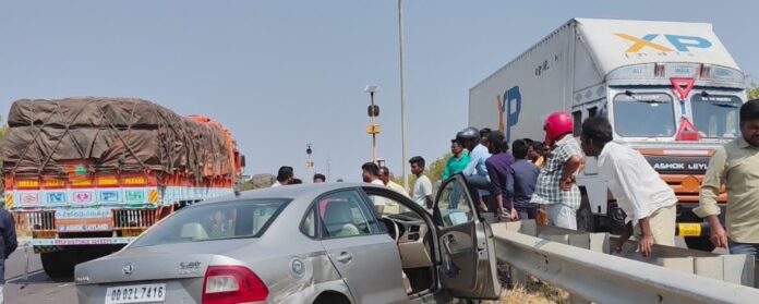 The lorry lost control and hit the divider