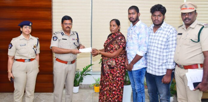 Police Commissioner SV Raja Shekhara Babu provided financial assistance to the family of the deceased home guards.