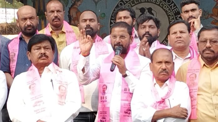 Singareni workers should move...former MLA Korukanti Chander.