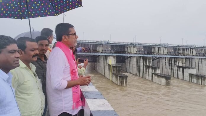 Dams were not built then...now the water is not being stopped - Former MLA Putta Madhukar visits Parvati Barrage