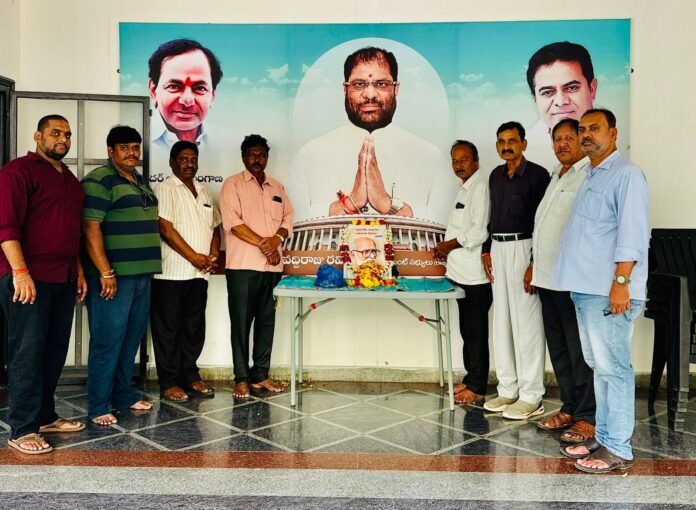 Celebrations of Prajakavi Kaloji's birth anniversary at MP Vaddiraju Ravichandra's camp office