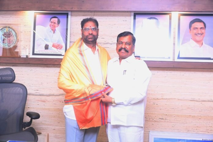 Munnurukapu Sangam State President Sarthar Putam honours MP Vaddiraju
