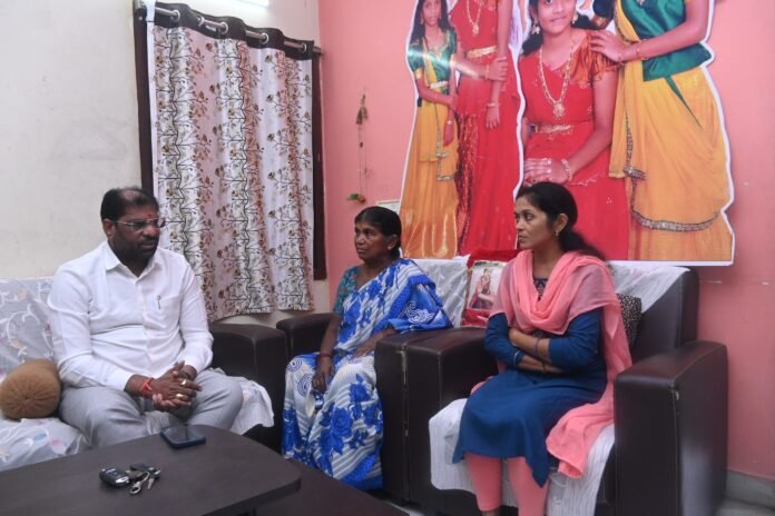 T News Khammam Correspondent MP Vaddiraju, KTR visit Sambasiva Rao family members